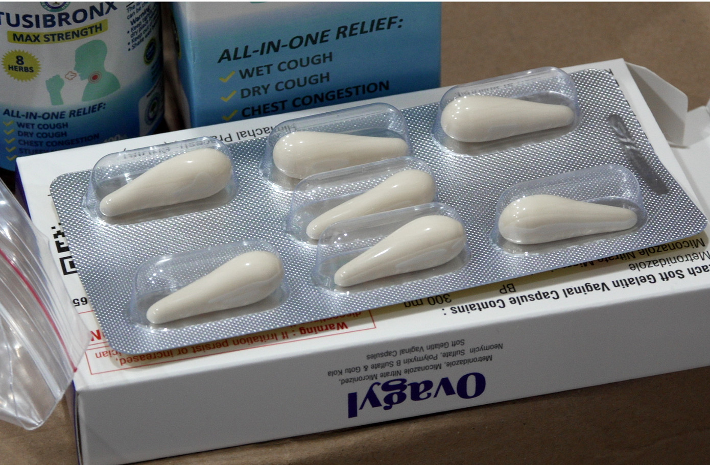 Thông tin trên các vỏ hộp được các đối tượng đặt in bằng tiếng nước ngoài thể hiện hàng hóa xuất xứ từ nước ngoài (Tây Ban Nha, Pháp, Mỹ,..). Tem nhãn phụ được Tiến và Nguyệt thuê người dán tại xưởng Hưng Yên và kho hàng tại địa chỉ 114 Xa La, Hà Đông, Hà Nội.