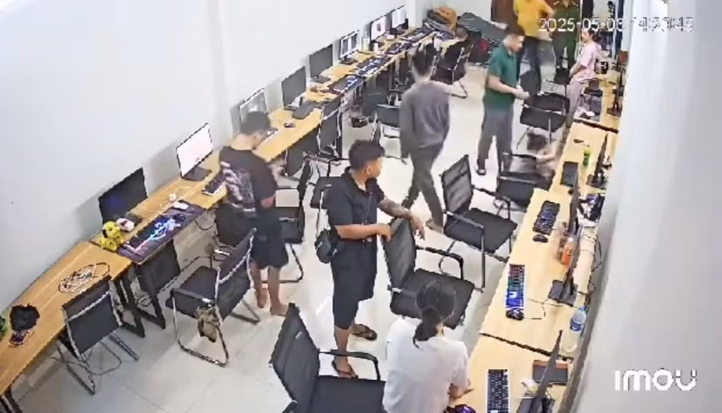 Hình ảnh camera ghi lại người đàn ông mặc áo xanh đánh cô gái. Ảnh cắt từ clip.