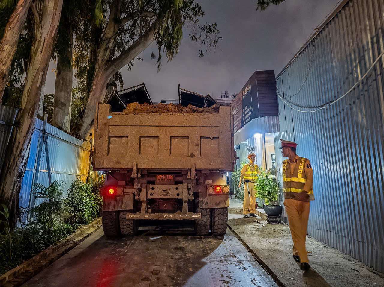 CSGT đưa phương tiện đi cân tải trọng, lập biên bản vi phạm. CSGT đưa phương tiện đi cân tải trọng, lập biên bản vi phạm.