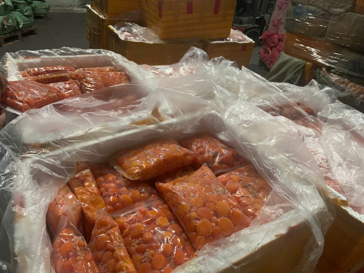 Gần 7 tấn thực phẩm không rõ nguồn gốc bị lực lượng chức năng thu giữ.