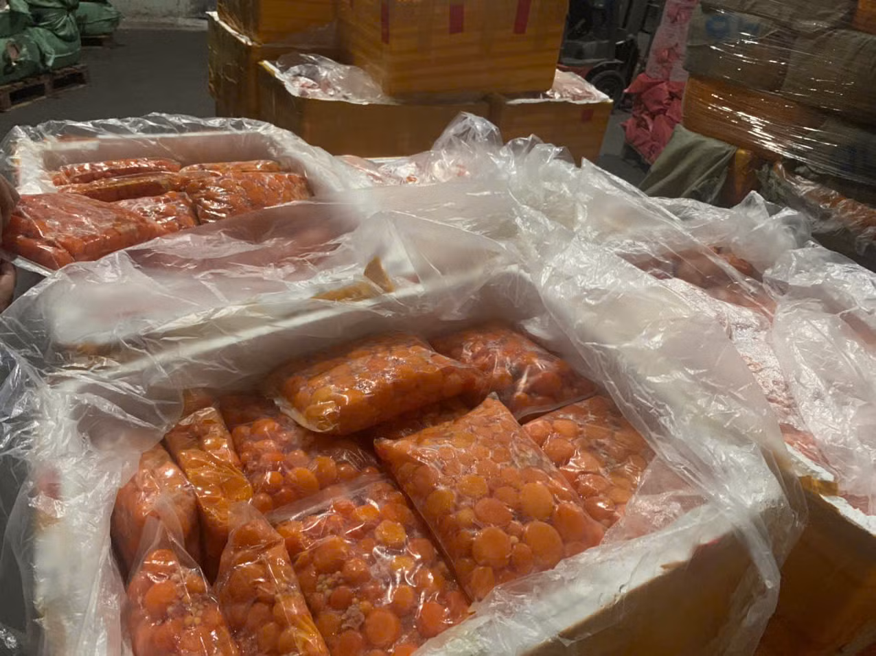 Gần 7 tấn thực phẩm không rõ nguồn gốc bị lực lượng chức năng thu giữ. Gần 7 tấn thực phẩm không rõ nguồn gốc bị lực lượng chức năng thu giữ.