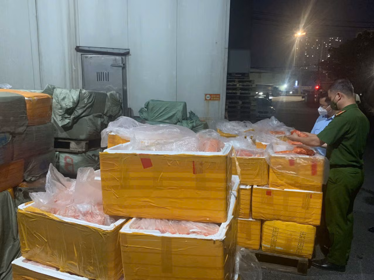 Gần 7 tấn thực phẩm không rõ nguồn gốc bị lực lượng chức năng thu giữ. Gần 7 tấn thực phẩm không rõ nguồn gốc bị lực lượng chức năng thu giữ.
