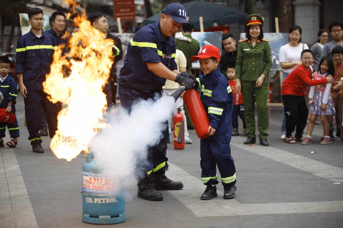 Không chỉ vững về chuyên môn nghiệp vụ, Quân còn hăng hái tham gia các hoạt động tuyên truyền về PCCC cho người dân. Ảnh: NVCC Không chỉ vững về chuyên môn nghiệp vụ, Quân còn hăng hái tham gia các hoạt động tuyên truyền về PCCC cho người dân. Ảnh: NVCC