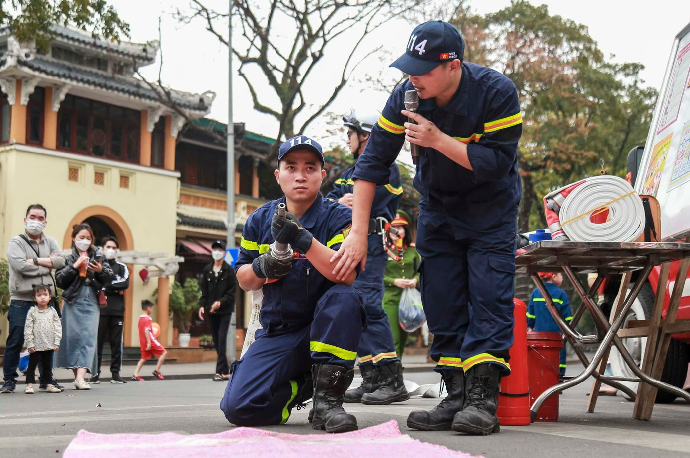 Không chỉ vững về chuyên môn nghiệp vụ, Quân còn hăng hái tham gia các hoạt động tuyên truyền về PCCC cho người dân. Ảnh: NVCC Không chỉ vững về chuyên môn nghiệp vụ, Quân còn hăng hái tham gia các hoạt động tuyên truyền về PCCC cho người dân. Ảnh: NVCC