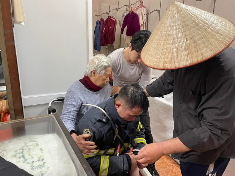 Mỗi lần chữa cháy, cứu nạn là một kỷ niệm không thể nào quên đối với Quân. Ảnh: NVCC Mỗi lần chữa cháy, cứu nạn là một kỷ niệm không thể nào quên đối với Quân. Ảnh: NVCC