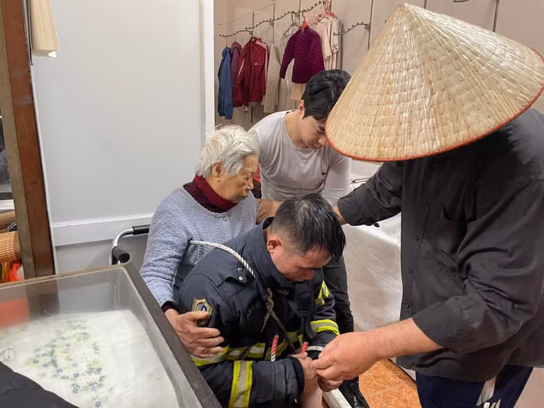 Mỗi lần chữa cháy, cứu nạn là một kỷ niệm không thể nào quên đối với Quân. Ảnh: NVCC Mỗi lần chữa cháy, cứu nạn là một kỷ niệm không thể nào quên đối với Quân. Ảnh: NVCC