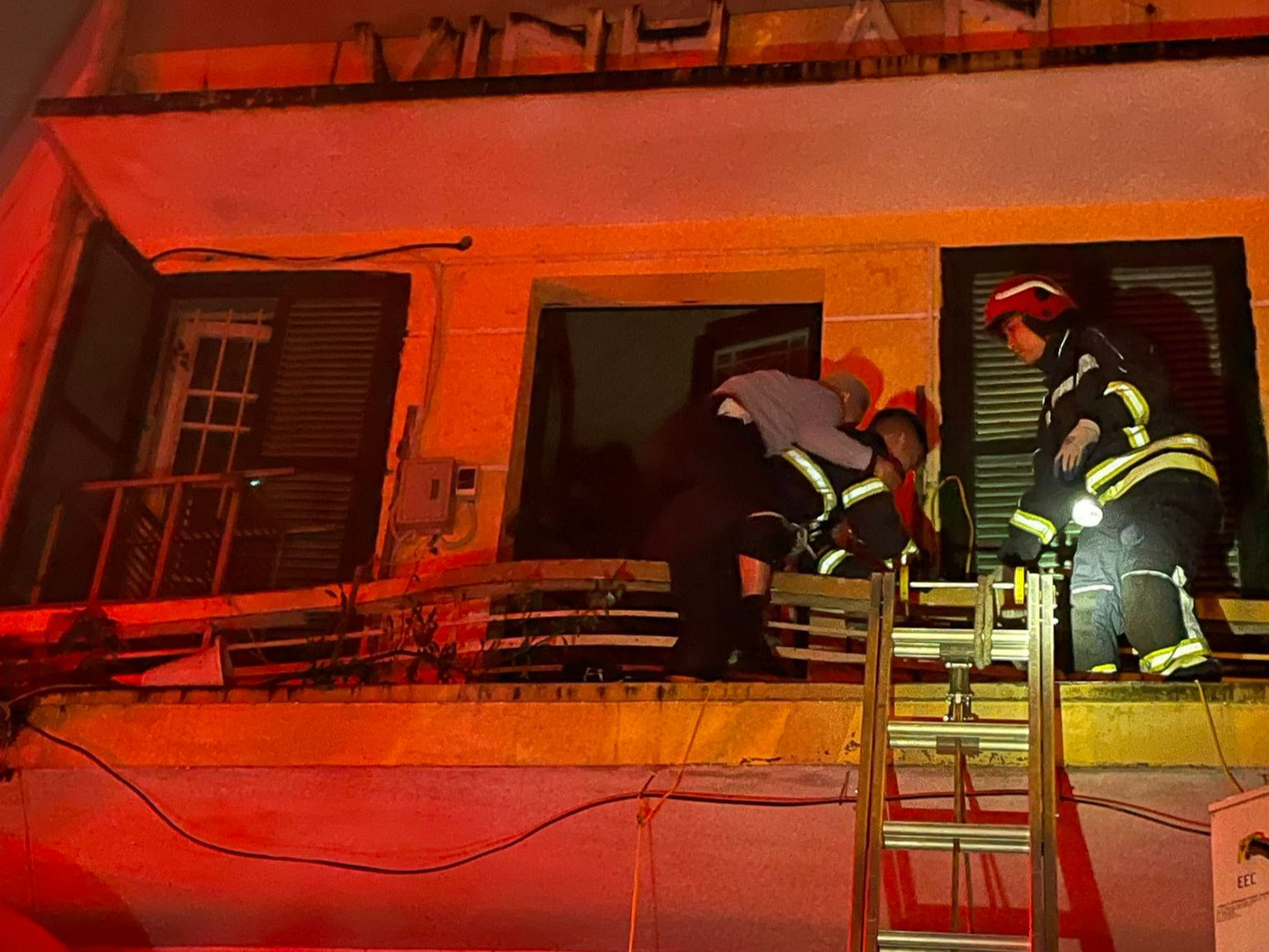 Mỗi lần chữa cháy, cứu nạn là một kỷ niệm không thể nào quên đối với Quân. Ảnh: NVCC Mỗi lần chữa cháy, cứu nạn là một kỷ niệm không thể nào quên đối với Quân. Ảnh: NVCC