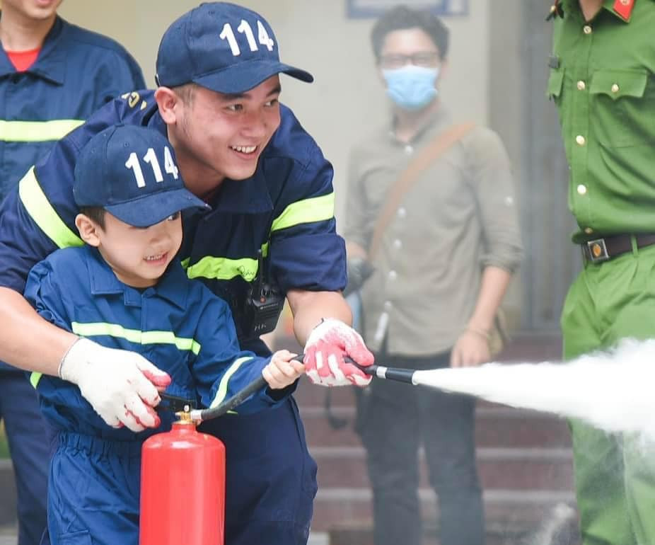 Không chỉ vững về chuyên môn nghiệp vụ, Quân còn hăng hái tham gia các hoạt động tuyên truyền về PCCC cho người dân. Ảnh: NVCC Không chỉ vững về chuyên môn nghiệp vụ, Quân còn hăng hái tham gia các hoạt động tuyên truyền về PCCC cho người dân. Ảnh: NVCC