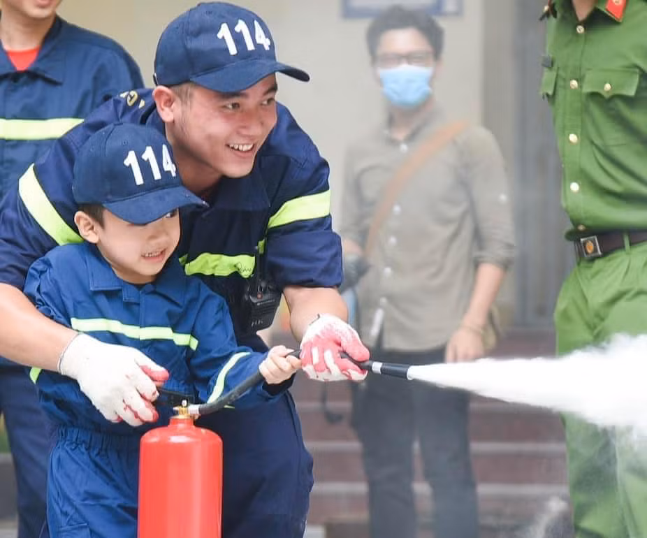 Không chỉ vững về chuyên môn nghiệp vụ, Quân còn hăng hái tham gia các hoạt động tuyên truyền về PCCC cho người dân. Ảnh: NVCC Không chỉ vững về chuyên môn nghiệp vụ, Quân còn hăng hái tham gia các hoạt động tuyên truyền về PCCC cho người dân. Ảnh: NVCC