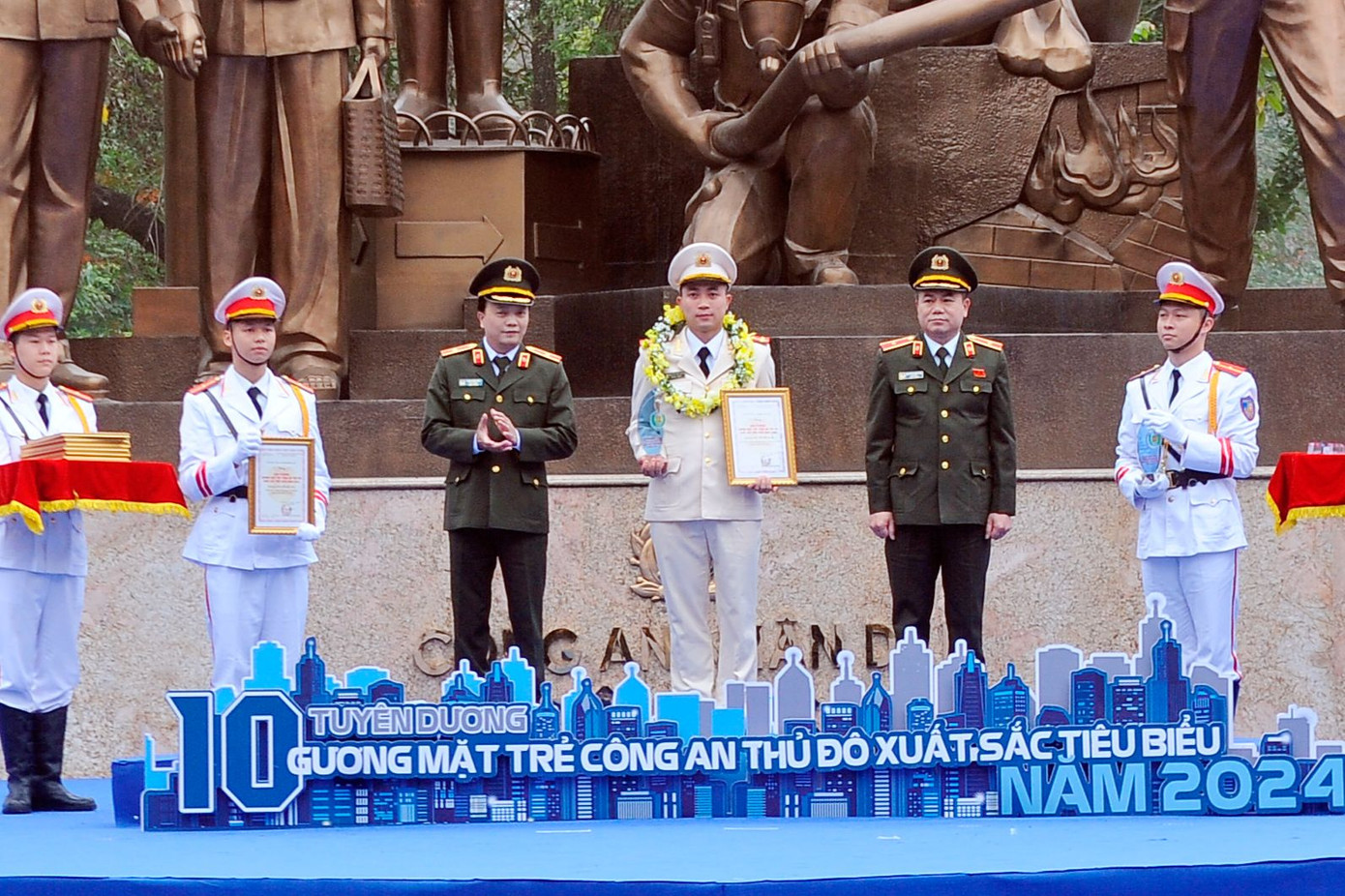 Quân được tuyên dương là 1 trong 10 gương mặt trẻ Công an Thủ đô xuất sắc, tiêu biểu. Ảnh: NVCC Quân được tuyên dương là 1 trong 10 gương mặt trẻ Công an Thủ đô xuất sắc, tiêu biểu. Ảnh: NVCC