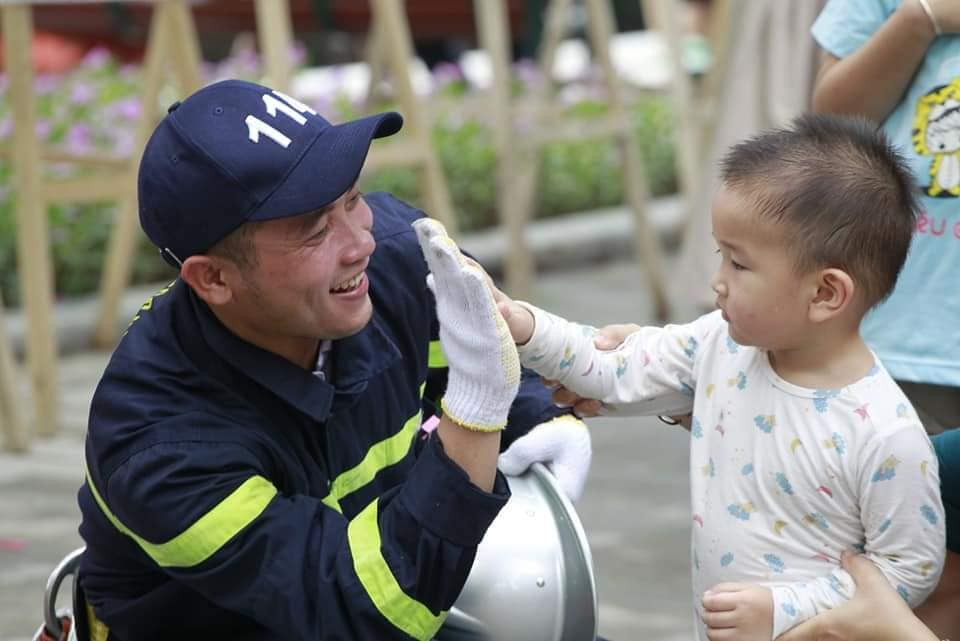 Không chỉ vững về chuyên môn nghiệp vụ, Quân còn hăng hái tham gia các hoạt động tuyên truyền về PCCC cho người dân. Ảnh: NVCC Không chỉ vững về chuyên môn nghiệp vụ, Quân còn hăng hái tham gia các hoạt động tuyên truyền về PCCC cho người dân. Ảnh: NVCC