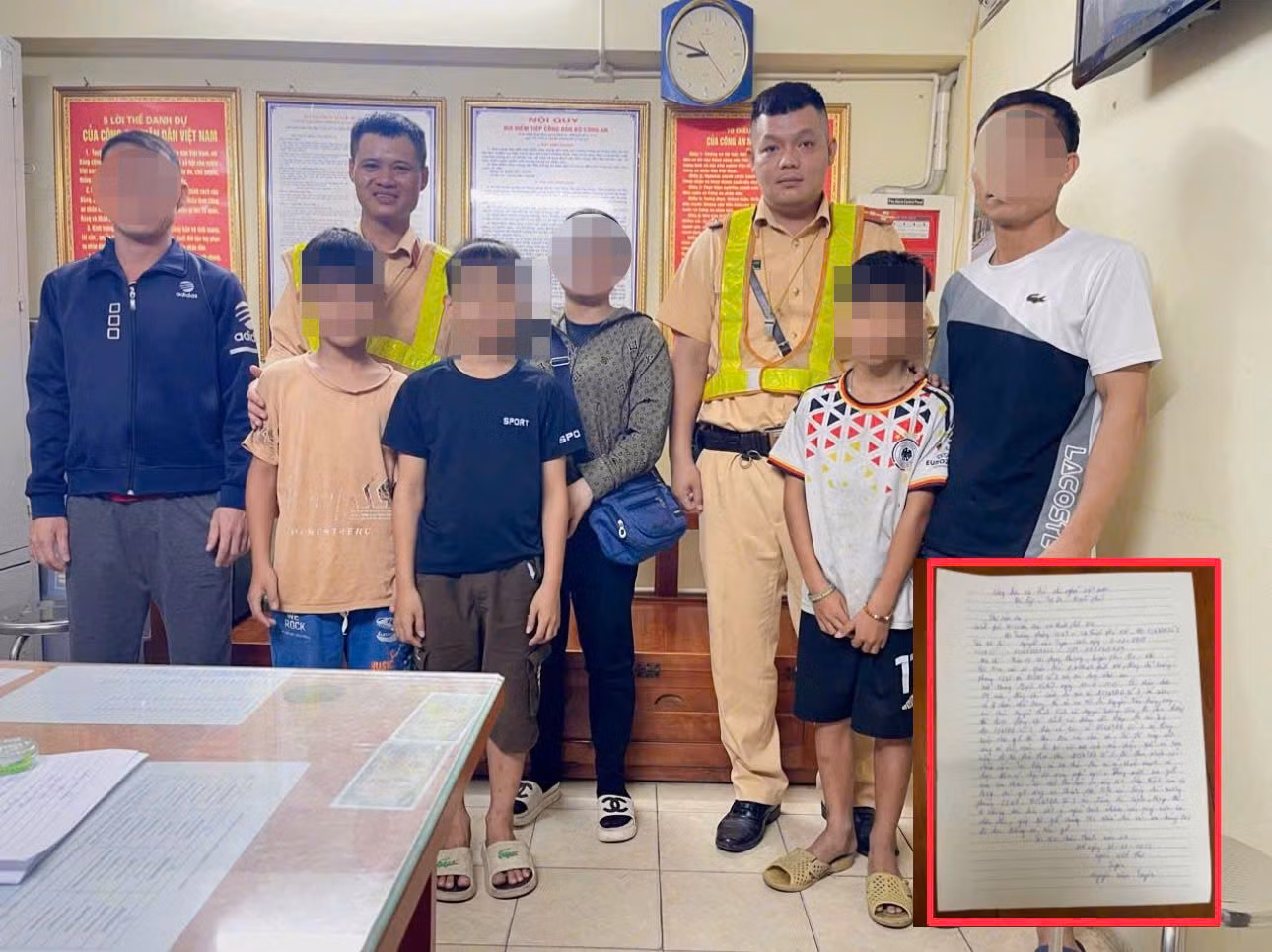 Ba cháu bé được người thân đến đón về.