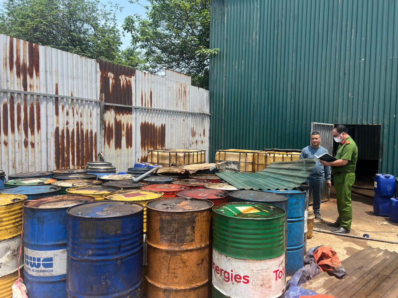 Khu vực để thùng phuy dầu trong khu vực xưởng. Khu vực để thùng phuy dầu trong khu vực xưởng.