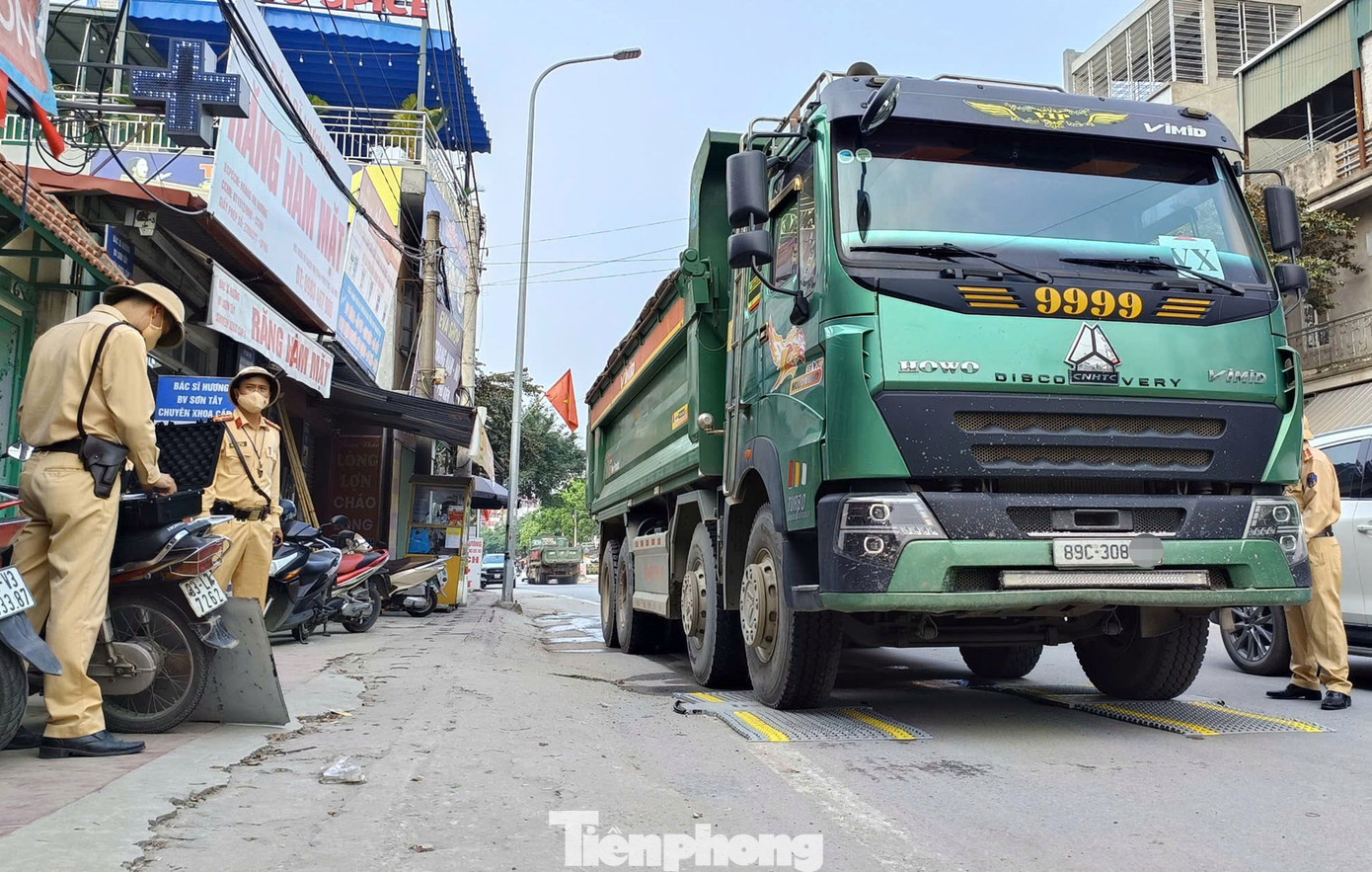 Tổ công tác Đội CSGT đường bộ số 9 tiến hành cân xe tải. Tổ công tác Đội CSGT đường bộ số 9 tiến hành cân xe tải.