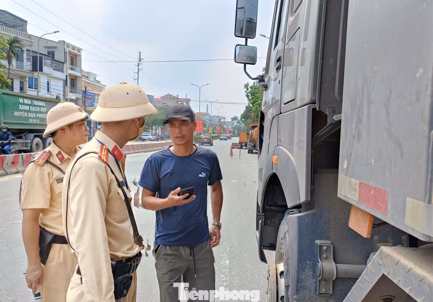 Tài xế và chủ phương tiện làm việc với tổ công tác.