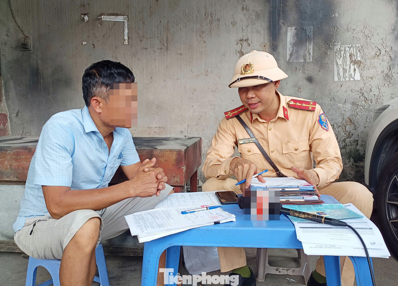 Cán bộ CSGT thông báo lỗi cho chủ phương tiện. Cán bộ CSGT thông báo lỗi cho chủ phương tiện.
