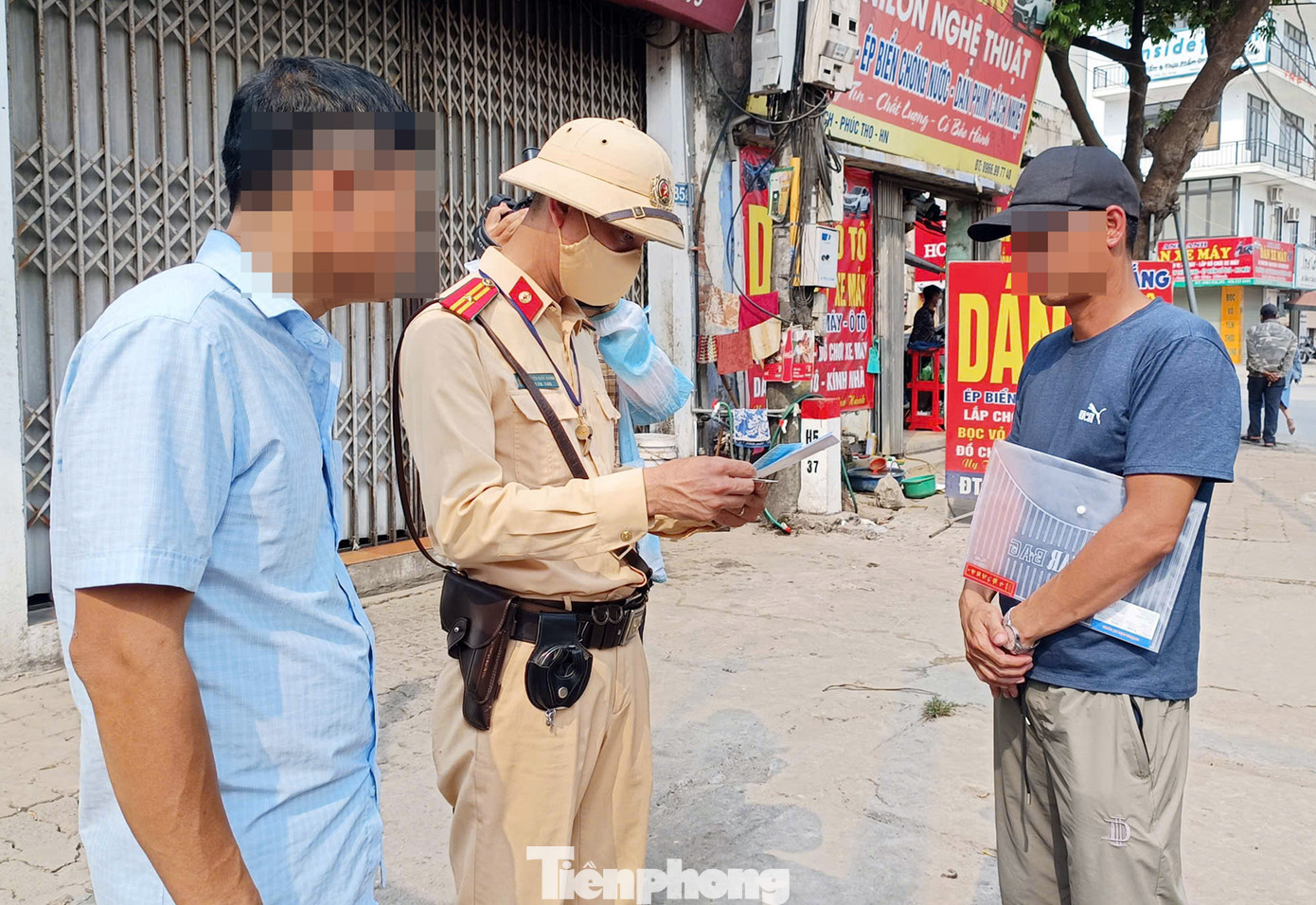 Tài xế và chủ phương tiện làm việc với tổ công tác. Tài xế và chủ phương tiện làm việc với tổ công tác.