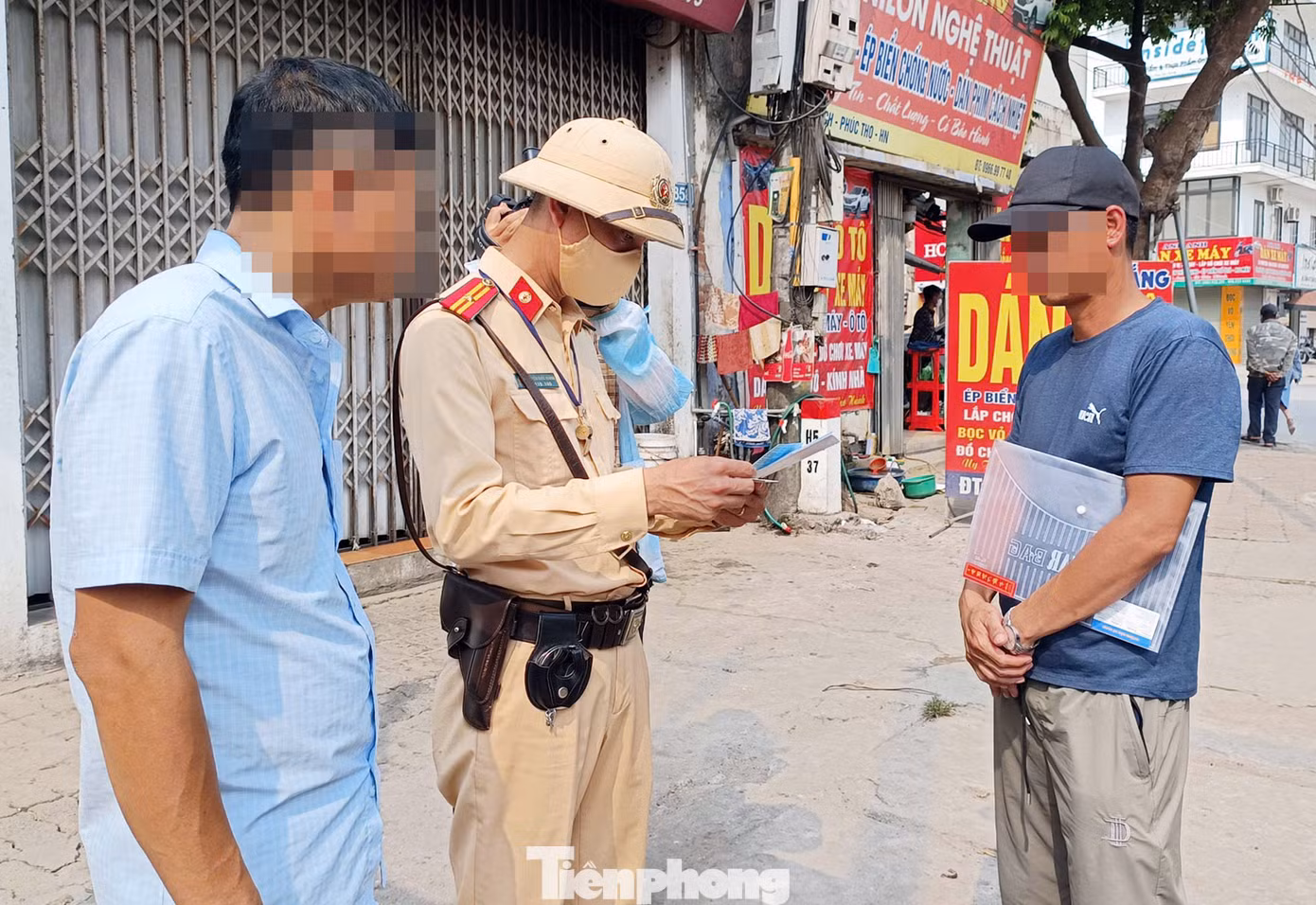 Tài xế và chủ phương tiện làm việc với tổ công tác.