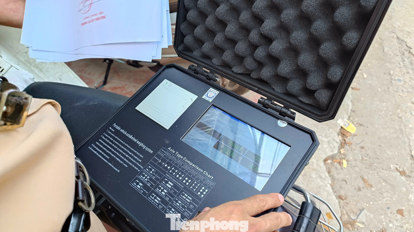 Tài xế và chủ phương tiện làm việc với tổ công tác. Tài xế và chủ phương tiện làm việc với tổ công tác.