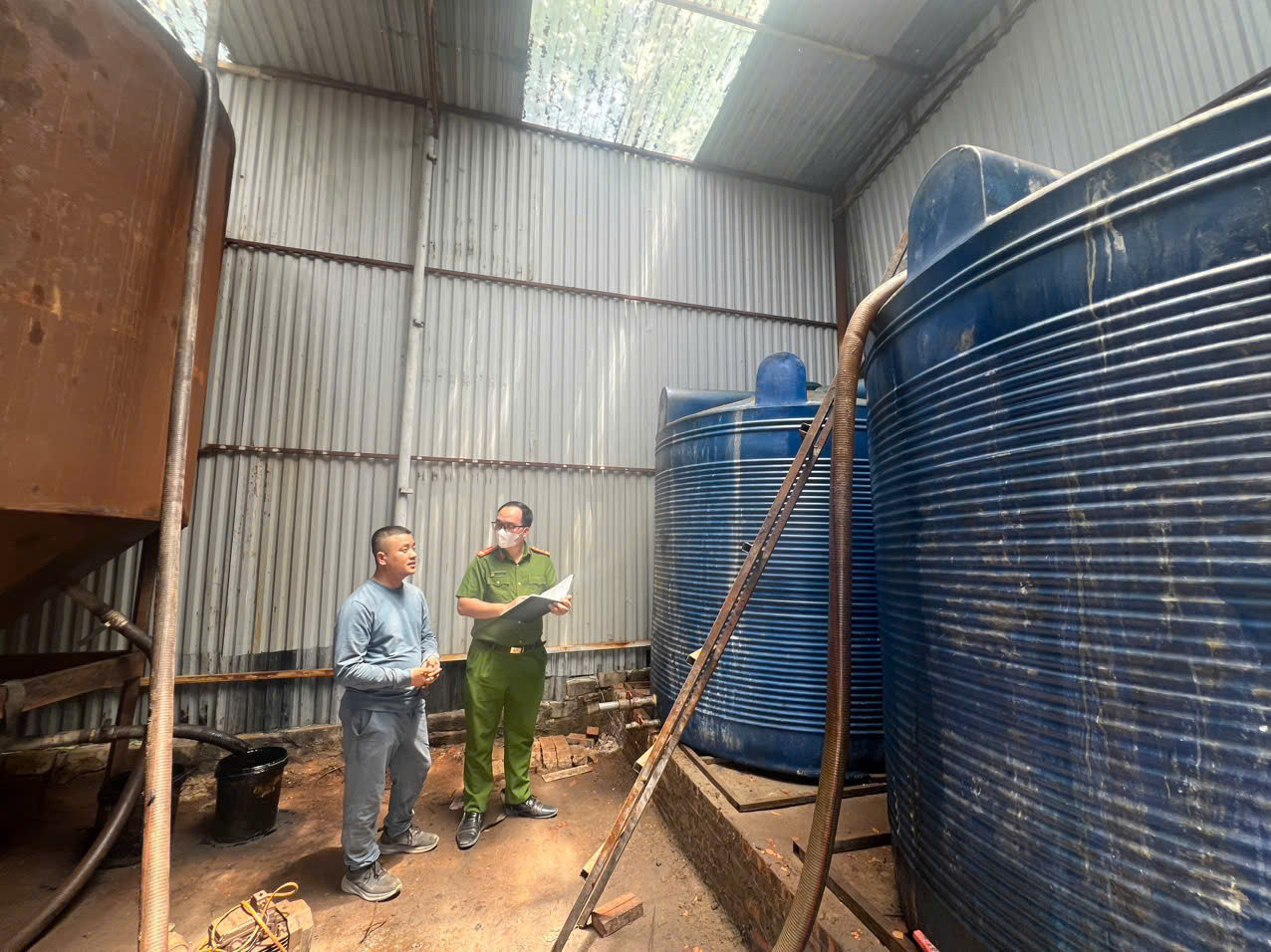 Cảnh sát làm việc với người của xưởng sản xuất. Cảnh sát làm việc với người của xưởng sản xuất.