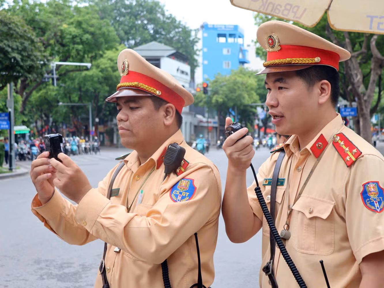 Tổ công tác Đội CSGT đường bộ số 2 ghi hình vi phạm tại nút giao Điện Biên Phủ - Trần Phú.
