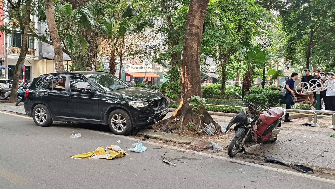 Chiếc ô tô hạng sang hiệu BMW và xe máy SH bị hư hỏng nặng phần đầu. (Ảnh: Thanh Hà) Chiếc ô tô hạng sang hiệu BMW và xe máy SH bị hư hỏng nặng phần đầu. (Ảnh: Thanh Hà)