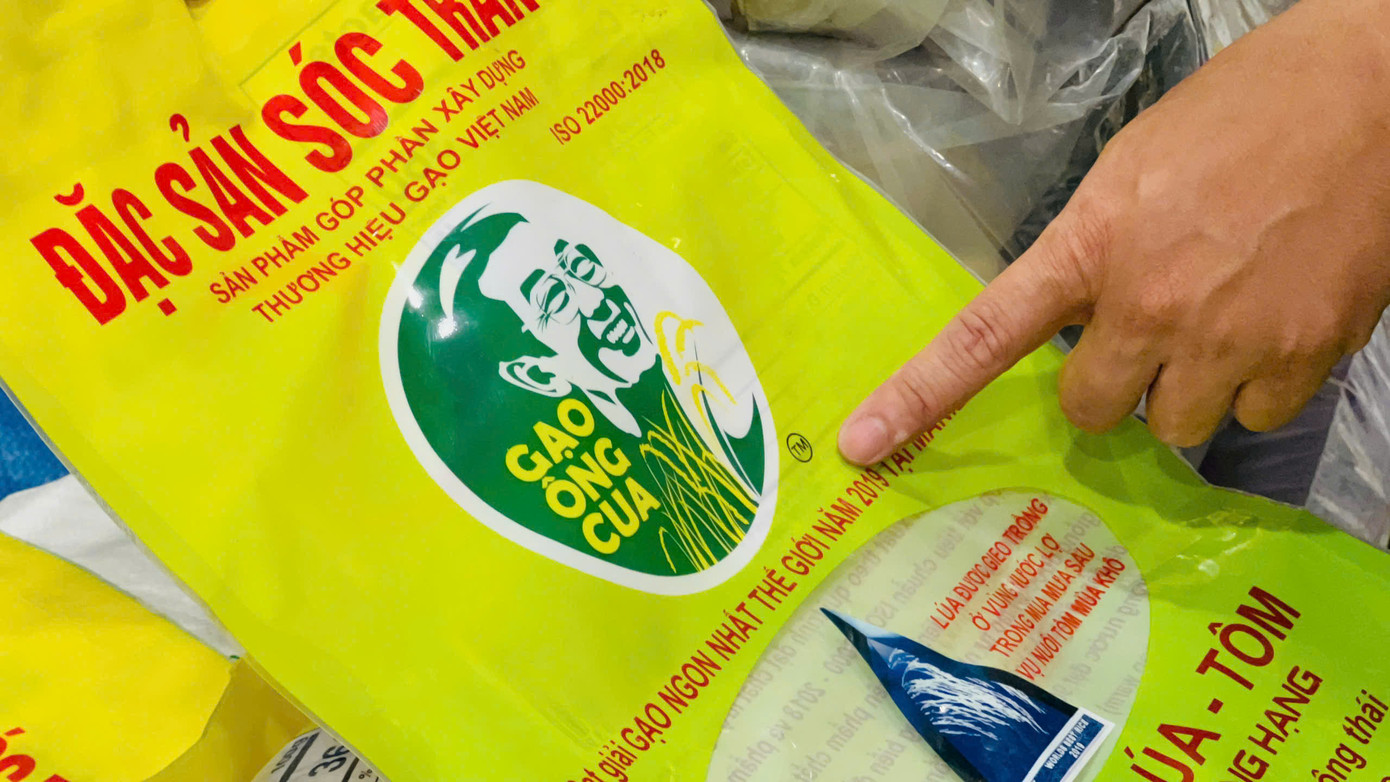 Gạo được đóng trong các bao bì giả mạo.