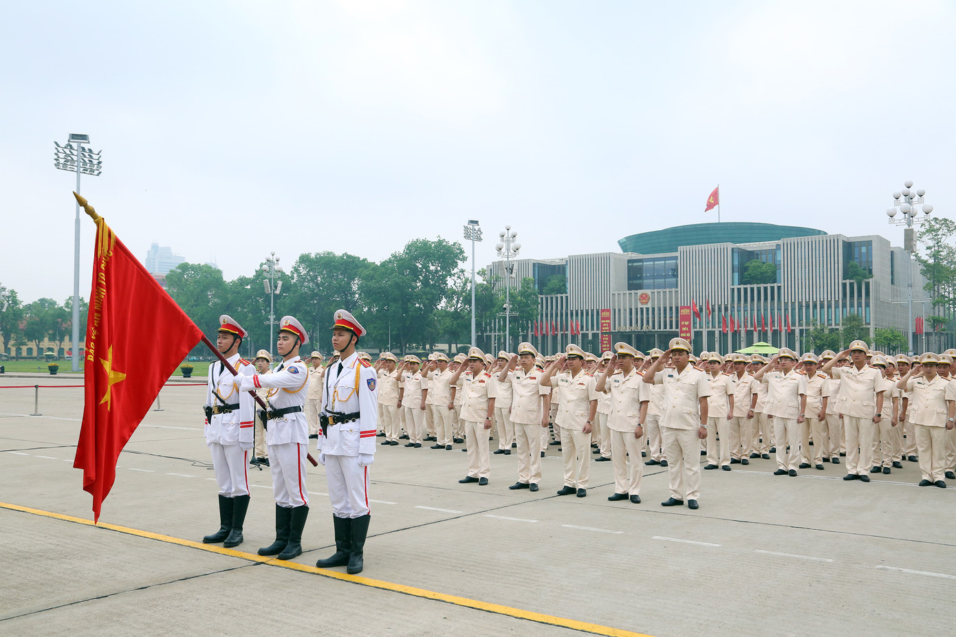 Thiếu tướng Nguyễn Thanh Tùng – Giám đốc Công an TP chủ trì Lễ báo công, tham dự buổi lễ có các đồng chí Phó Giám đốc Công an thành phố, cùng Ban Chỉ huy các đơn vị và toàn thể cán bộ, chiến sĩ trong Công an thành phố có thành tích xuất sắc. Thiếu tướng Nguyễn Thanh Tùng – Giám đốc Công an TP chủ trì Lễ báo công, tham dự buổi lễ có các đồng chí Phó Giám đốc Công an thành phố, cùng Ban Chỉ huy các đơn vị và toàn thể cán bộ, chiến sĩ trong Công an thành phố có thành tích xuất sắc.