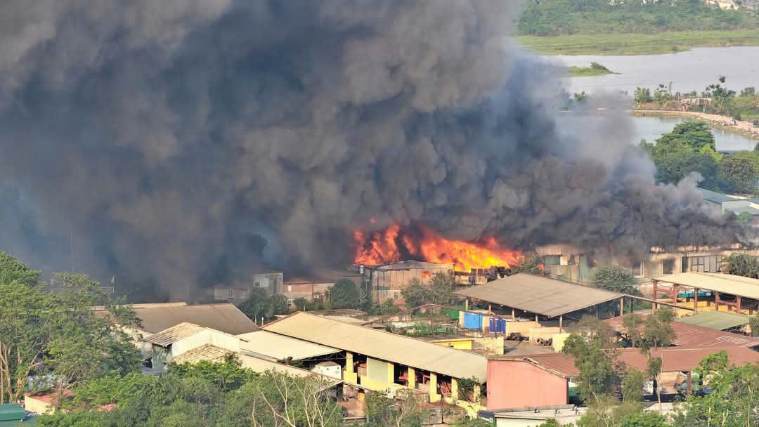 Vụ cháy nhìn từ trên cao. (Ảnh: Mạng xã hội) Vụ cháy nhìn từ trên cao. (Ảnh: Mạng xã hội)