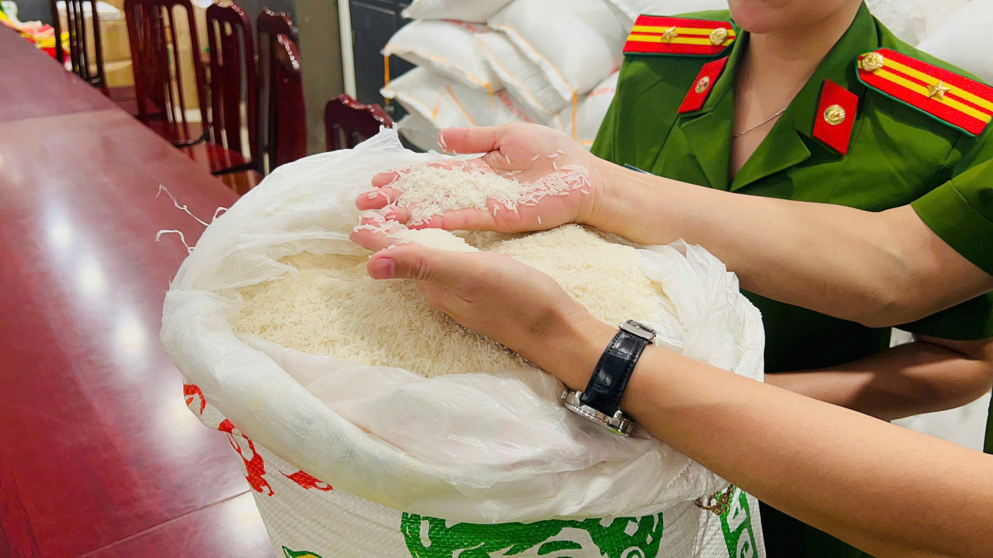 Gạo được đóng trong các bao bì giả mạo.