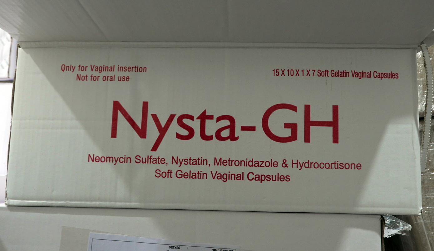 Các thùng thực phẩm chức năng thu giữ của các đối tượng.