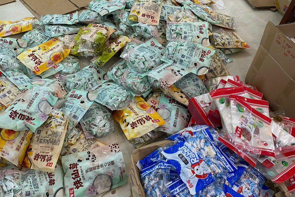 Số lượng lớn kẹo giả thu giữ.