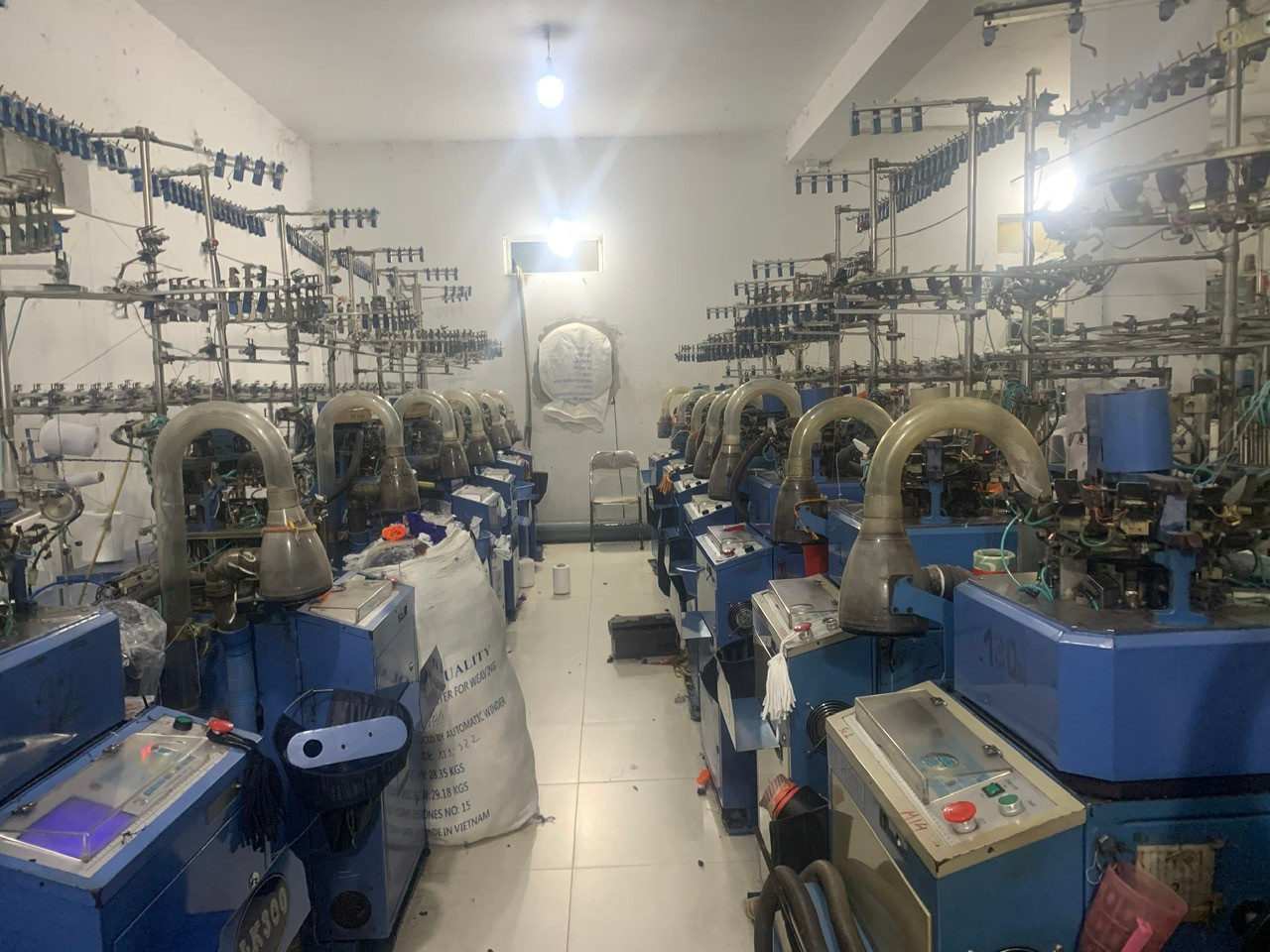 Máy móc sản xuất tất giả thương hiệu Nike, Adidas, Uniqlo.