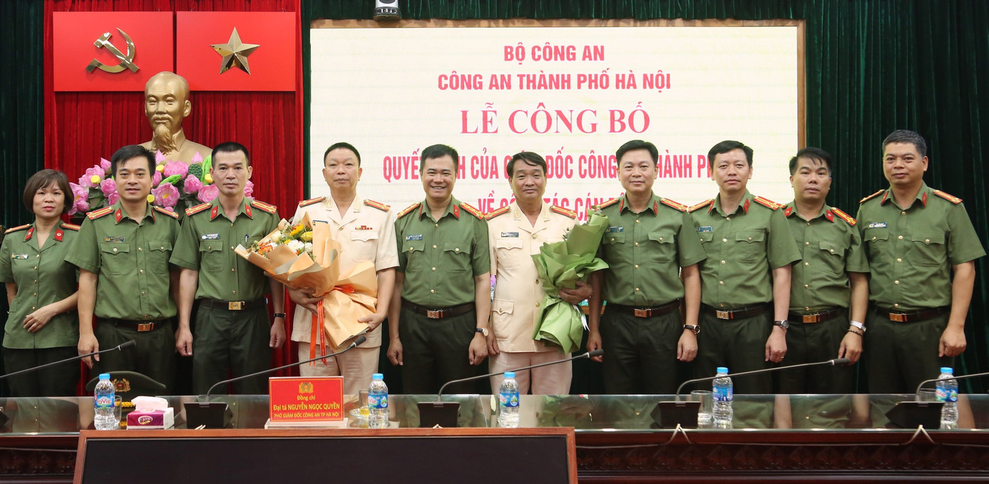 Lễ công bố quyết định về việc nghỉ công tác hưởng chế độ hưu trí, chờ hưởng chế độ hưu trí đối với 30 lãnh đạo, chỉ huy cấp phòng và tương đương thuộc các đơn vị thuộc Công an Hà Nội. Lễ công bố quyết định về việc nghỉ công tác hưởng chế độ hưu trí, chờ hưởng chế độ hưu trí đối với 30 lãnh đạo, chỉ huy cấp phòng và tương đương thuộc các đơn vị thuộc Công an Hà Nội.