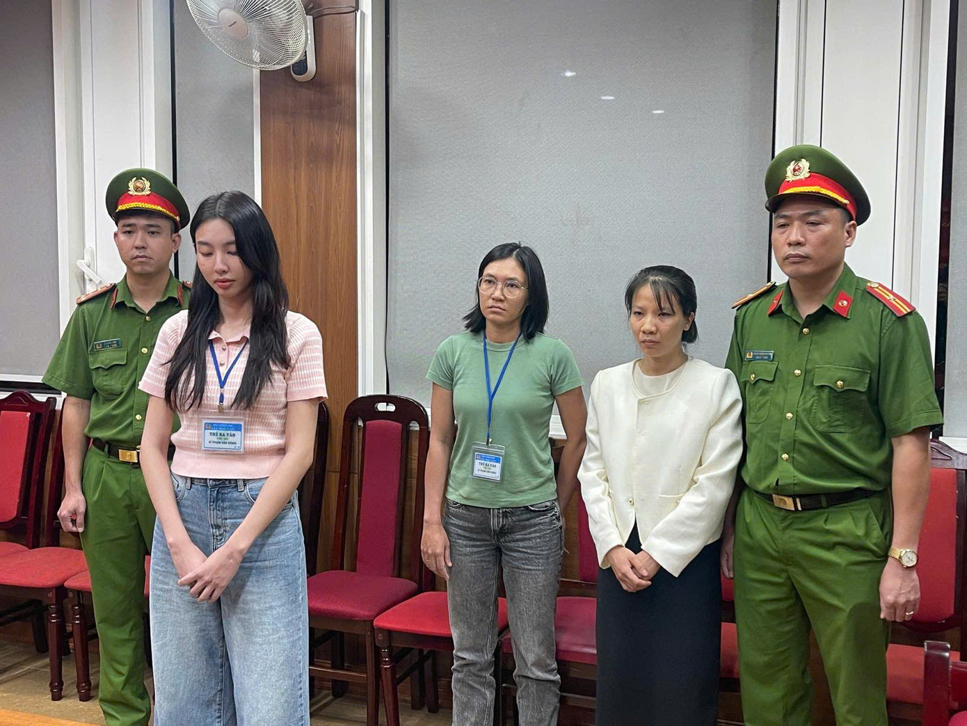 Hoa hậu Nguyễn Thúc Thùy Tiên bị khởi tố về tội "Lừa dối khách hàng". Hoa hậu Nguyễn Thúc Thùy Tiên bị khởi tố về tội "Lừa dối khách hàng".