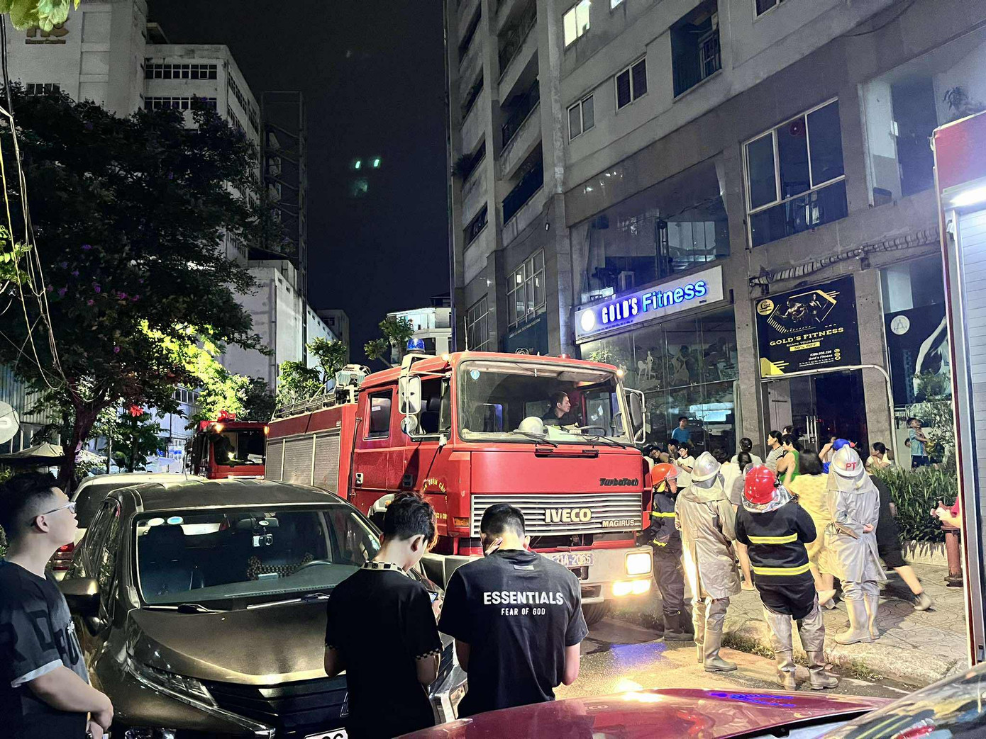 Cảnh sát PCCC có mặt tại hiện trường dập lửa.