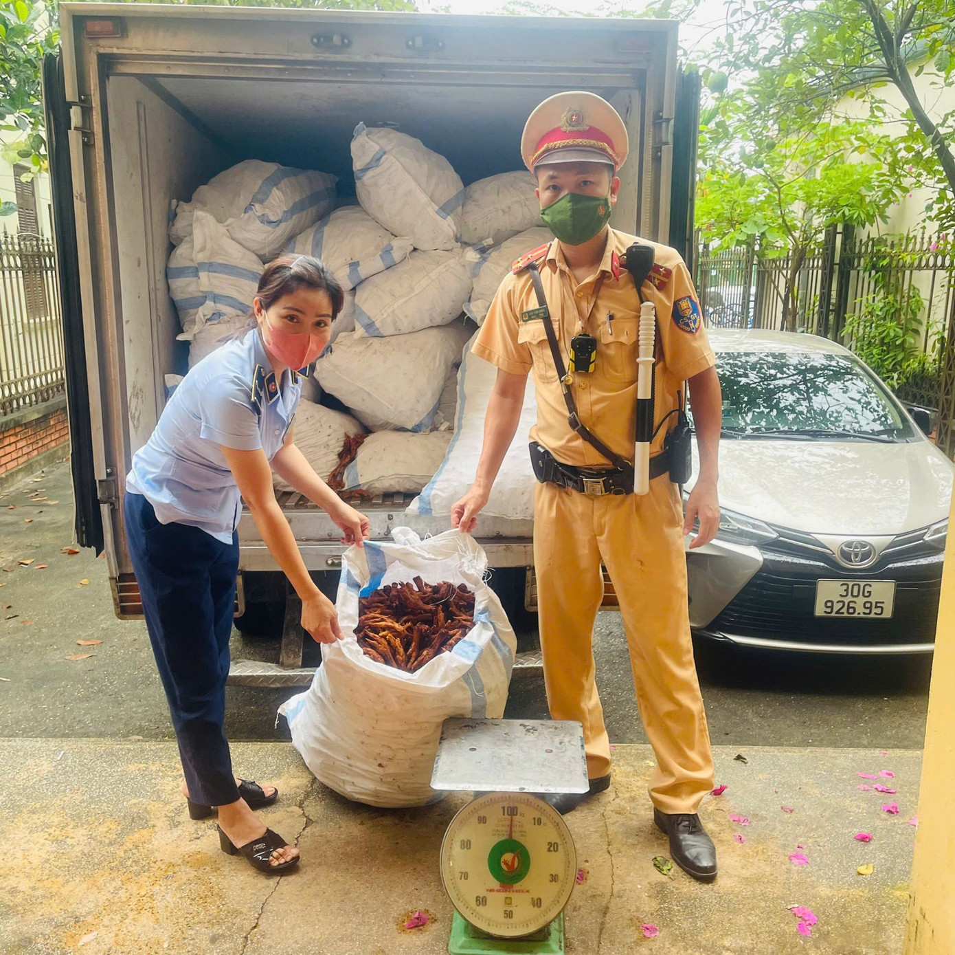Hơn 1 tấn chân gà chiên bị lực lượng chức năng phát hiện. Hơn 1 tấn chân gà chiên bị lực lượng chức năng phát hiện.