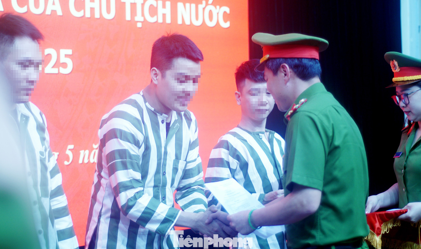 Đại diện Công an thành phố Hà Nội, Giám thị Trại Tạm giam số 1 và Viện Kiểm sát trao quyết định cho các phạm nhân.