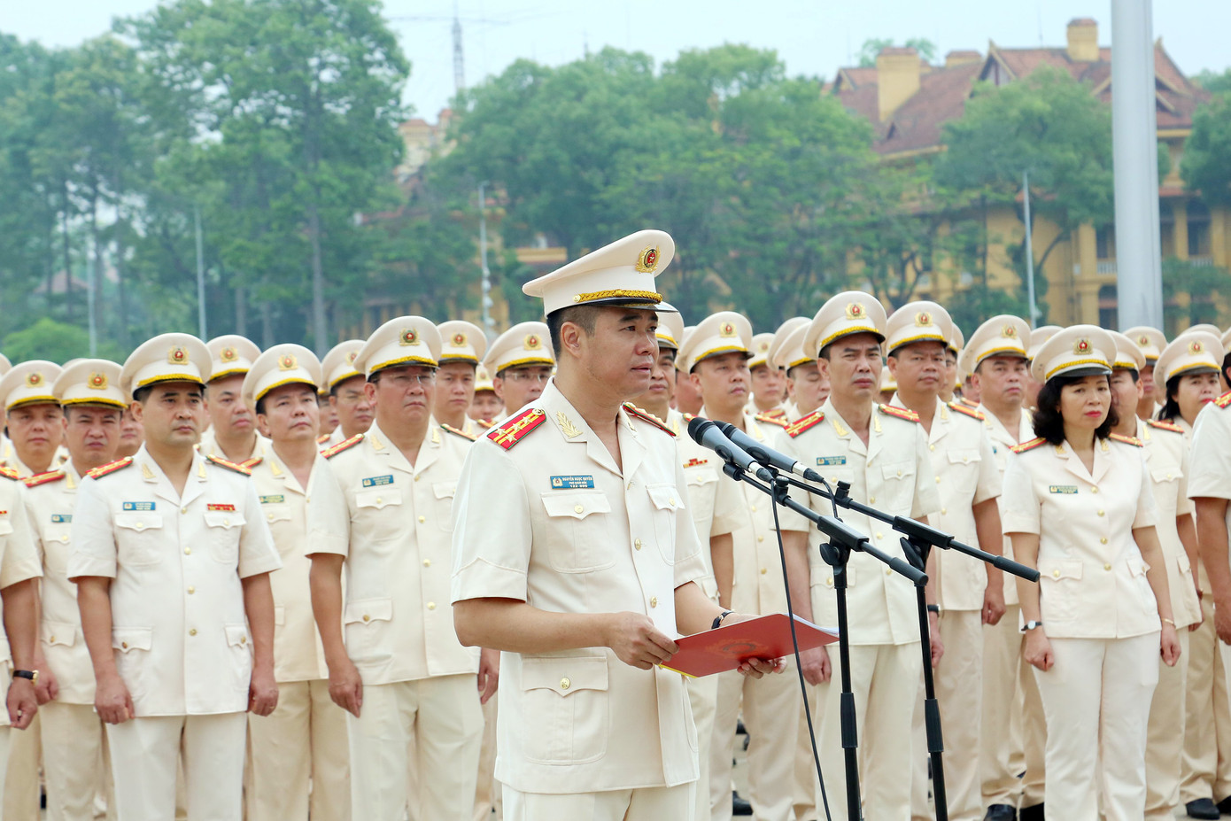 Thiếu tướng Nguyễn Thanh Tùng – Giám đốc Công an TP chủ trì Lễ báo công, tham dự buổi lễ có các đồng chí Phó Giám đốc Công an thành phố, cùng Ban Chỉ huy các đơn vị và toàn thể cán bộ, chiến sĩ trong Công an thành phố có thành tích xuất sắc. Thiếu tướng Nguyễn Thanh Tùng – Giám đốc Công an TP chủ trì Lễ báo công, tham dự buổi lễ có các đồng chí Phó Giám đốc Công an thành phố, cùng Ban Chỉ huy các đơn vị và toàn thể cán bộ, chiến sĩ trong Công an thành phố có thành tích xuất sắc.