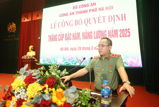 Trung tướng Nguyễn Thanh Tùng, Giám đốc Công an TP Hà Nội chủ trì buổi lễ. Ảnh: Lam Thanh/ANTĐ. Trung tướng Nguyễn Thanh Tùng, Giám đốc Công an TP Hà Nội chủ trì buổi lễ. Ảnh: Lam Thanh/ANTĐ.