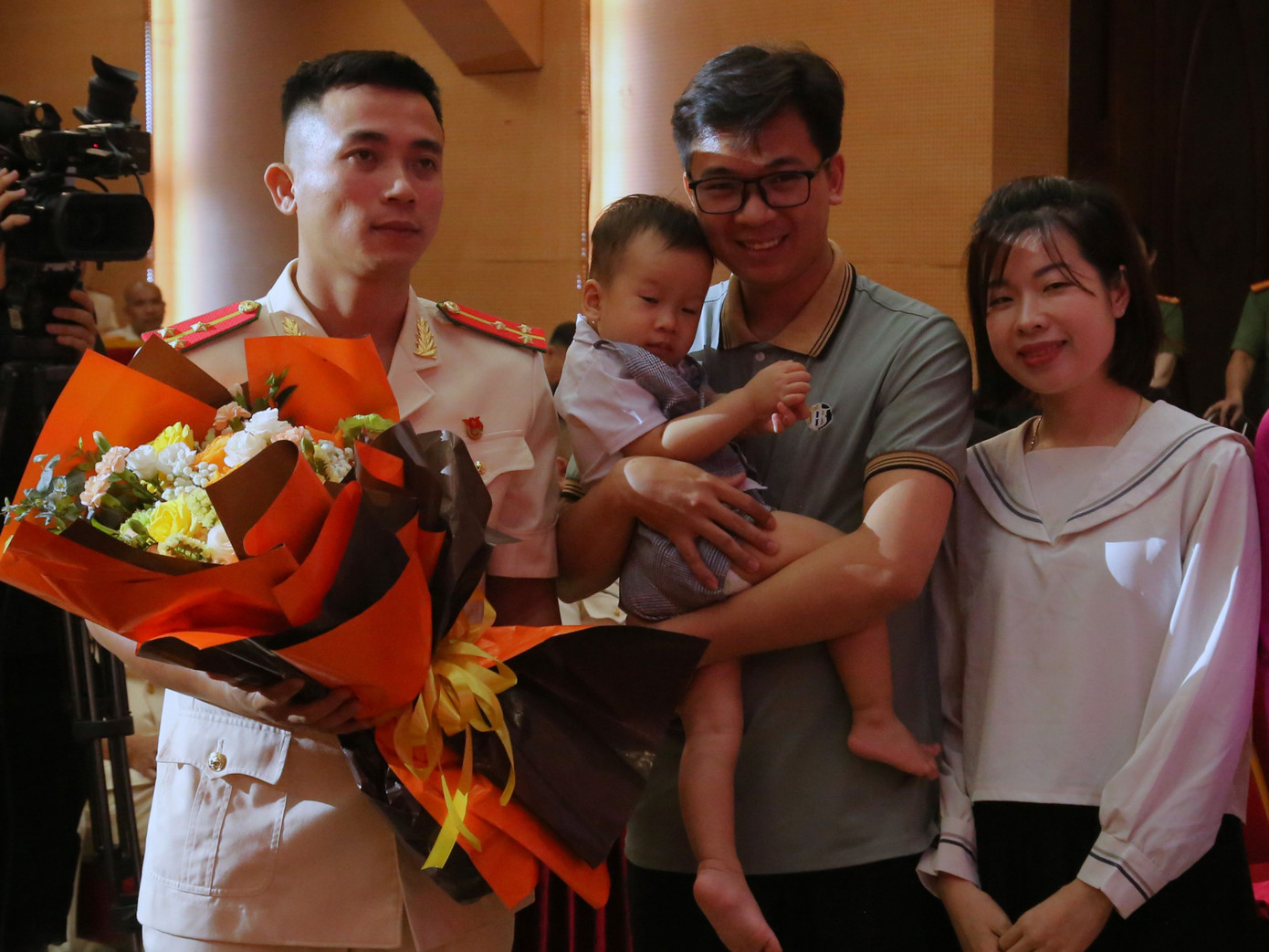 Gia đình anh Kỳ xúc động khi gặp lại Quân. Gia đình anh Kỳ xúc động khi gặp lại Quân.