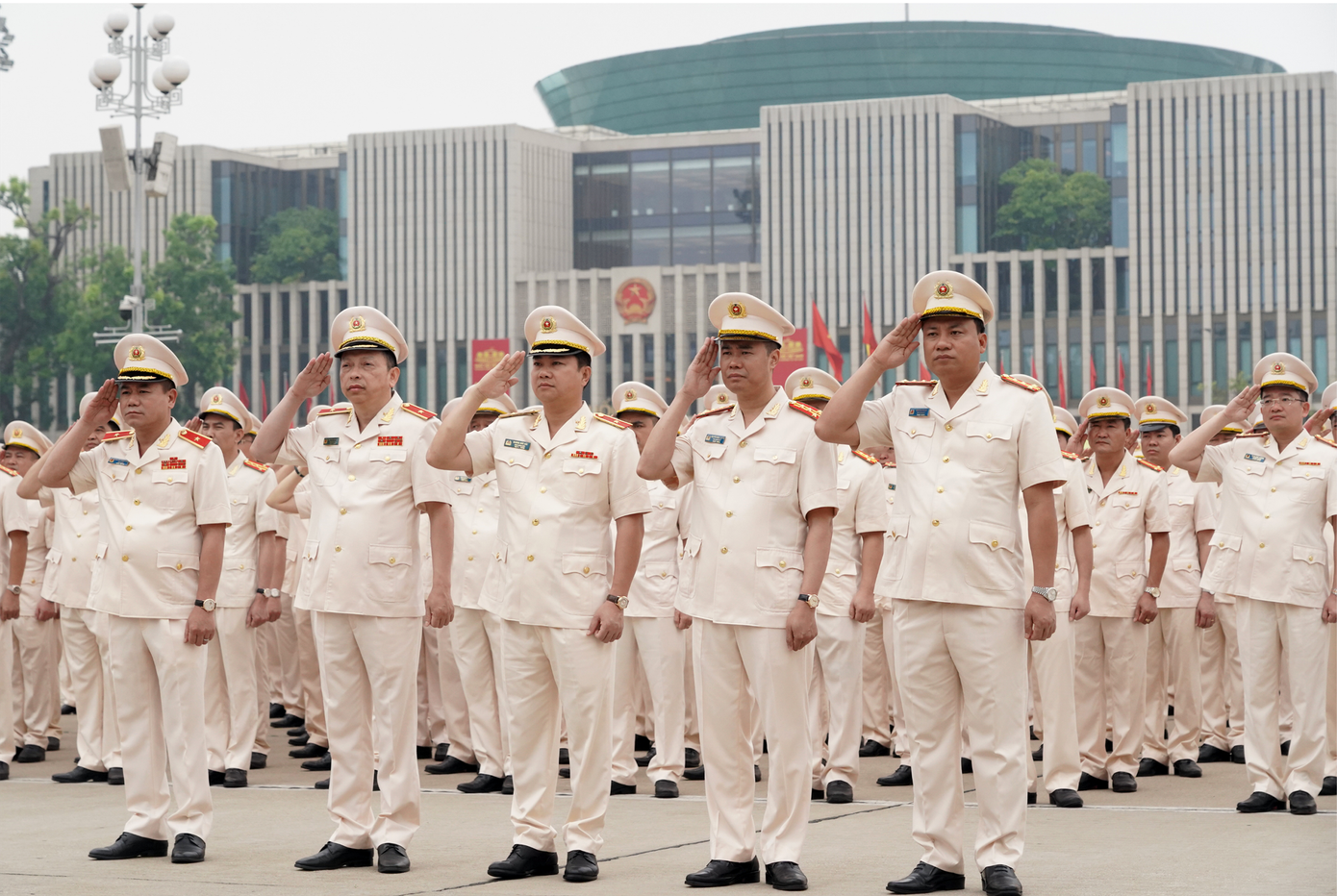 Thiếu tướng Nguyễn Thanh Tùng – Giám đốc Công an TP chủ trì Lễ báo công, tham dự buổi lễ có các đồng chí Phó Giám đốc Công an thành phố, cùng Ban Chỉ huy các đơn vị và toàn thể cán bộ, chiến sĩ trong Công an thành phố có thành tích xuất sắc. Thiếu tướng Nguyễn Thanh Tùng – Giám đốc Công an TP chủ trì Lễ báo công, tham dự buổi lễ có các đồng chí Phó Giám đốc Công an thành phố, cùng Ban Chỉ huy các đơn vị và toàn thể cán bộ, chiến sĩ trong Công an thành phố có thành tích xuất sắc.