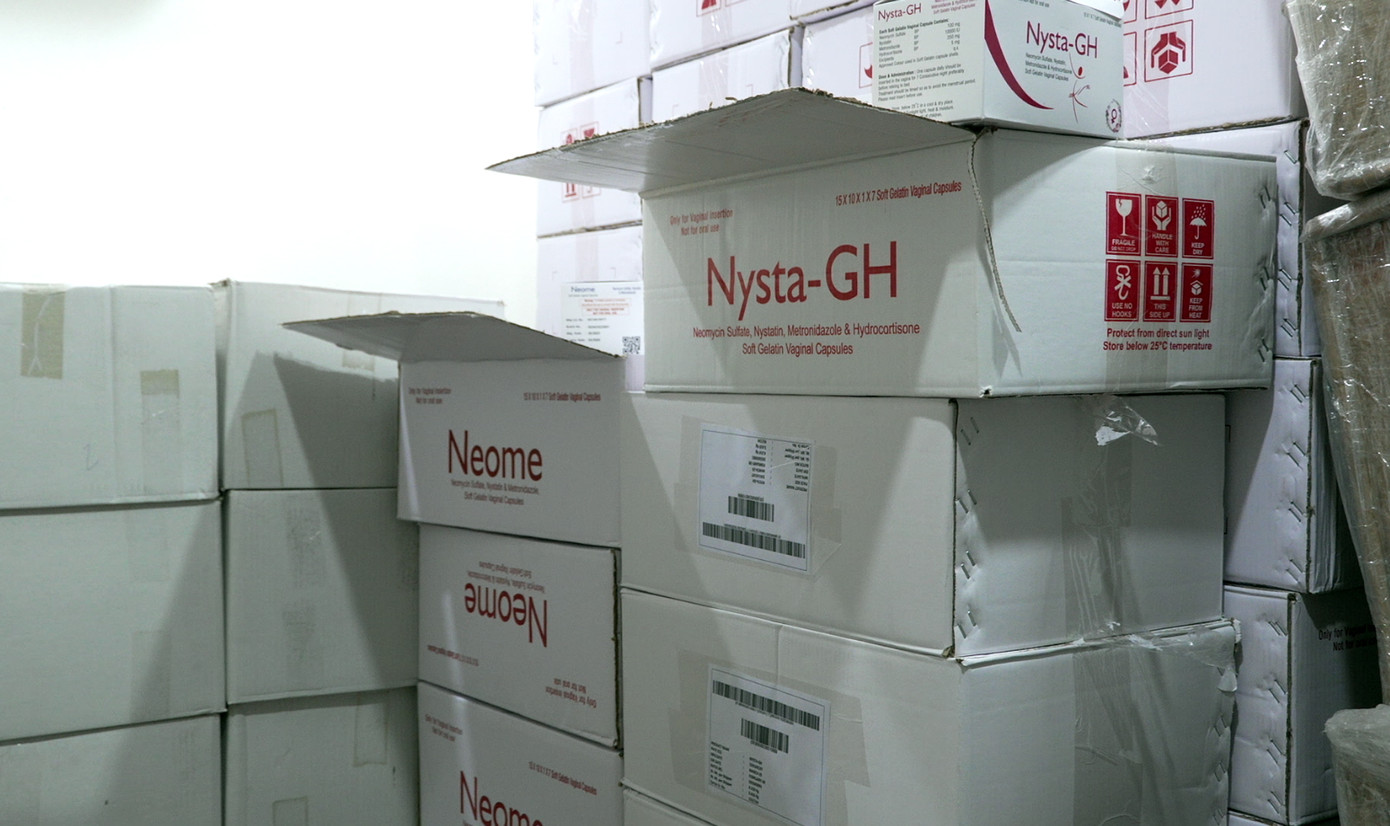 Các thùng thực phẩm chức năng thu giữ của các đối tượng.