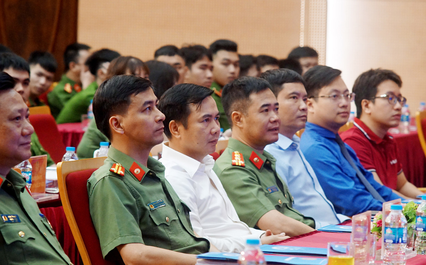 Đại biểu tham dự chương trình. Đại biểu tham dự chương trình.