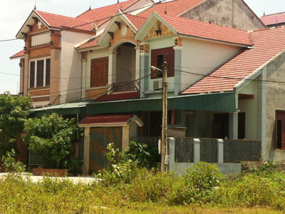 Tại huyện nghèo Kỳ Anh, Hà Tĩnh mọc lên nhiều ngôi nhà bạc tỷ từ tiền NLĐ làm việc tại Angola gửi về. Ảnh: Anh Tuấn