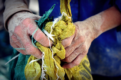 Giống như những người phân loại rác, công nhân trong các xưởng tái chế cũng phải chịu điều kiện làm việc bụi bẩn, ô nhiễm