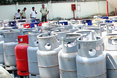 Số bình gas giả bị thu giữ.