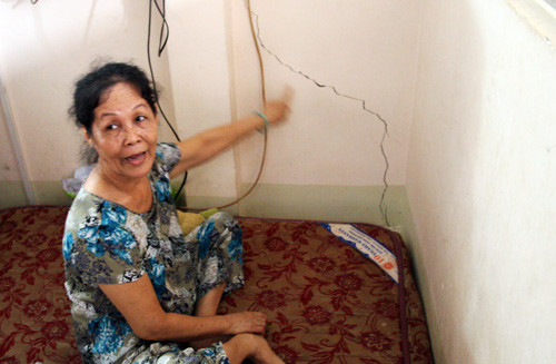  Căn nhà của bà Võ Kim Anh mới xây 2 năm cũng có những vết rạn nứt kéo dài từ tầng 2 xuống tầng trệt, nền nhà bong tróc. 12 người trong gia đình bà vẫn phải ở lại căn nhà này. 