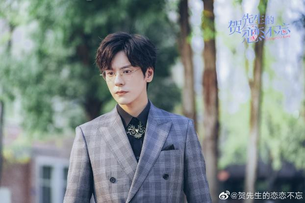 Ngụy Triết Minh thủ vai tổng tài Hạ Kiều Yến trong Hạ Tiên Sinh Lưu Luyến Không Quên. Ngụy Triết Minh thủ vai tổng tài Hạ Kiều Yến trong Hạ Tiên Sinh Lưu Luyến Không Quên.