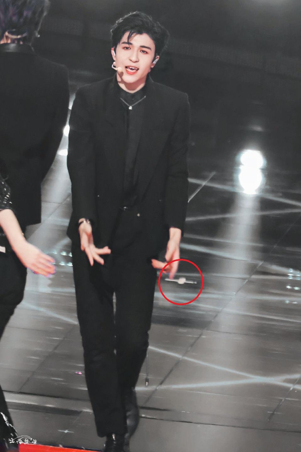 Patrick rơi tai nghe khi đang biểu diễn.